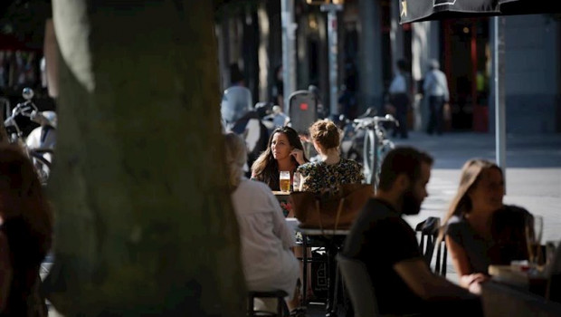 ep varias personas disfrutan en la terraza de un bar durante el segundo dia de la reapertura al