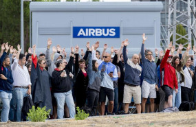 ep varias personas durante la tercera jornada de huelga indefinida de empleados de airbus a 27 de
