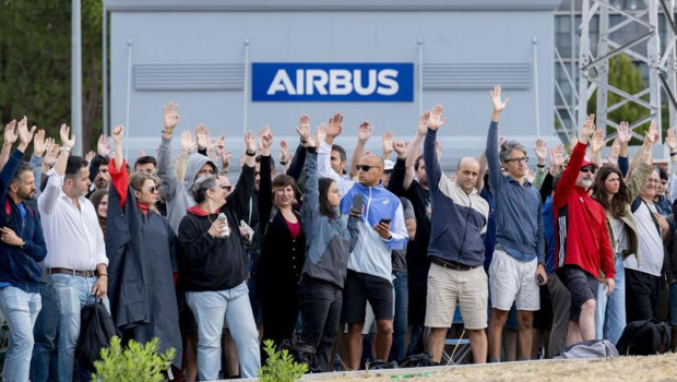 ep varias personas durante la tercera jornada de huelga indefinida de empleados de airbus a 27 de