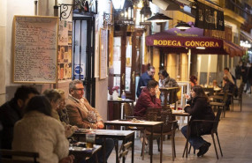 ep varias personas en la terraza de un bar tras la apertura de bares y restaurantes