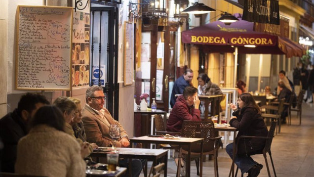 ep varias personas en la terraza de un bar tras la apertura de bares y restaurantes