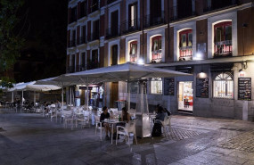 ep varias personas en una cafeteria de madrid la hosteleria es uno de los sectores con mayor numero