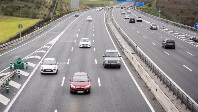 ep varios coches circulan por la autovia del suroeste a 5 ep varios coches circulan por la autovia del suroeste a 5