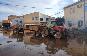 ep varios tractores colaboran en la limpieza de las calles en utiel valencia