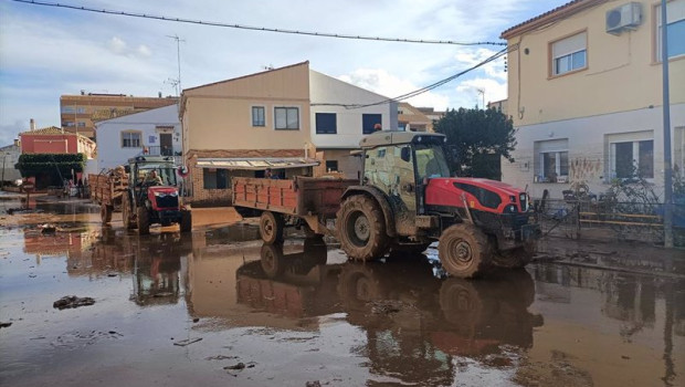 ep varios tractores colaboran en la limpieza de las calles en utiel valencia