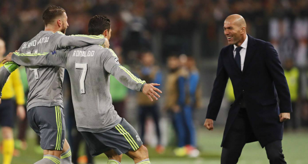 Zidane, Sergio Ramos y Cristiano Ronaldo celebran un gol del Madrid