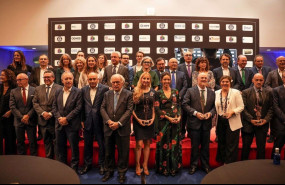 2023 12 04 el dr arcos 4 por la izdafila superior con el resto de premiados op 