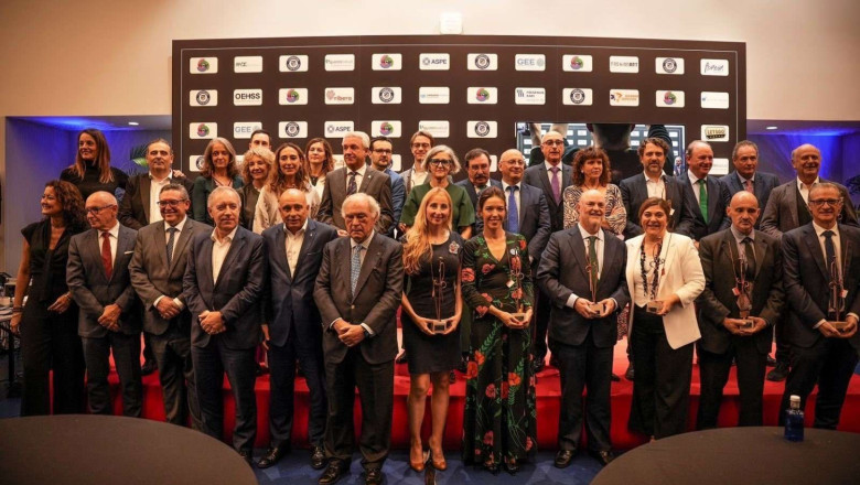 2023 12 04 el dr arcos 4 por la izdafila superior con el resto de premiados op 