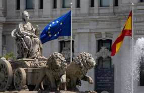 ep archivo   bandera de la union europea y bandera de espana en la plaza de cibeles de madrid