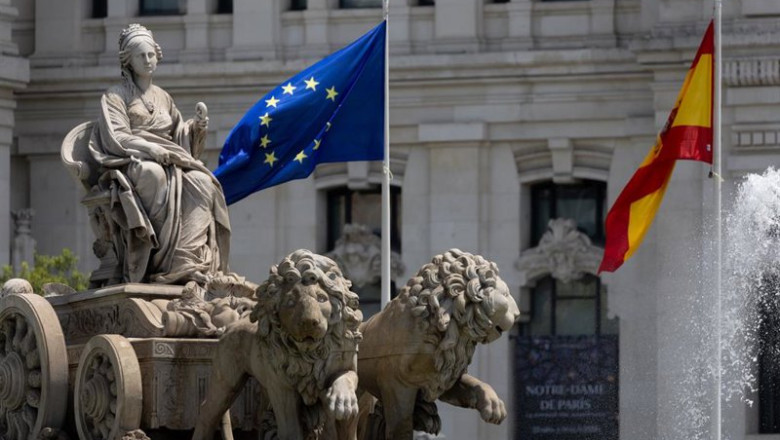 ep archivo   bandera de la union europea y bandera de espana en la plaza de cibeles de madrid