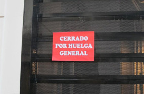 ep archivo   cartel en un comercio de aragon cerrado por huelga general