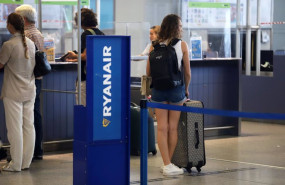 ep archivo cientos de turistas hacen colas en los puestos de embarque de ryanair en el aeropuerto ep archivo cientos de turistas hacen colas en los puestos de embarque de ryanair en el aeropuerto