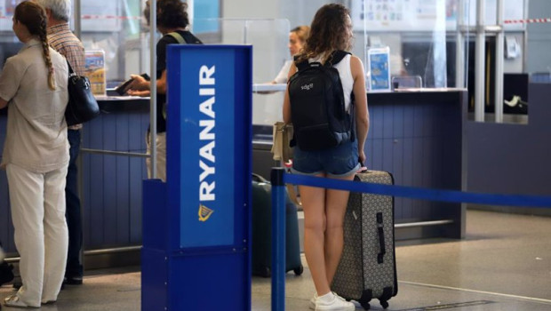 ep archivo   cientos de turistas hacen colas en los puestos de embarque de ryanair en el aeropuerto