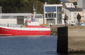 ep archivo   marineros en el puerto de burela a 3 de octubre de 2022 en burela lugo galicia espana