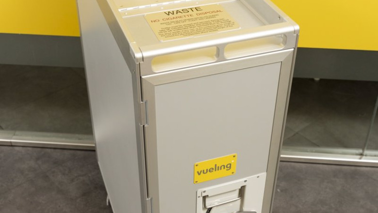 ep archivo   nuevo carrito que vueling ha implementado en los aviones para recliclar los residuos