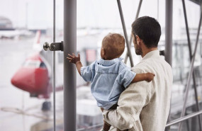ep archivo   pasajero aereo mira con un nino en un aeropuerto un avion de norwegian