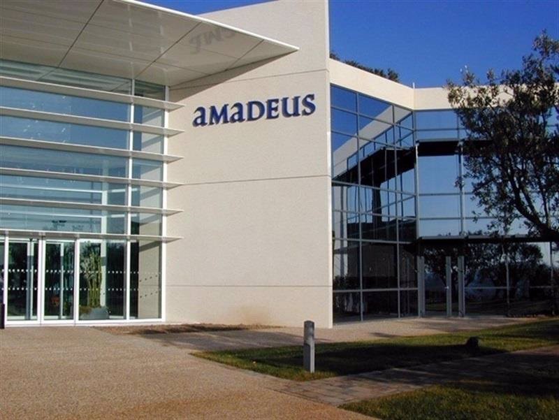 Amadeus pierde soportes y apunta a los mínimos anuales