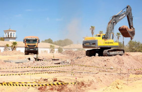 ep archivo   trabajadores de la construccion en una obra en la barriada del parque alcosa a 2 de