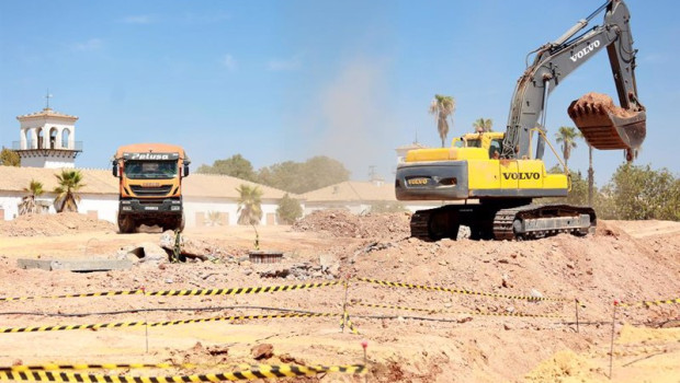 ep archivo   trabajadores de la construccion en una obra en la barriada del parque alcosa a 2 de