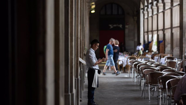ep archivo un camarero de un restaurante de barcelona ep archivo un camarero de un restaurante de barcelona