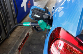 ep archivo   un coche repostando gasolina en una gasolinera de madrid