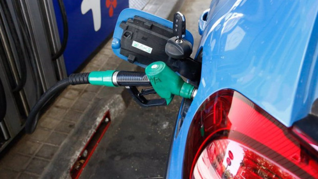 ep archivo   un coche repostando gasolina en una gasolinera de madrid