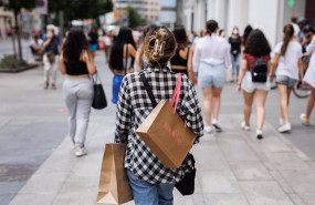 ep archivo   una mujer de compras en las rebajas de verano