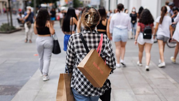 ep archivo   una mujer de compras en las rebajas de verano