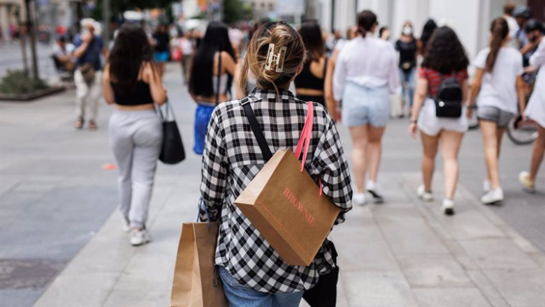 ep archivo una mujer de compras en las rebajas de verano ep archivo una mujer de compras en las rebajas de verano