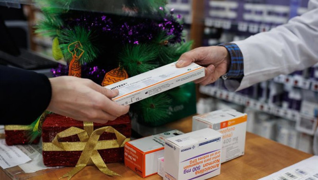 ep archivo   una persona recoge en la farmacia de la calle tucan en el distrito de carabanchel un