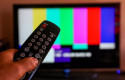 ep archivo   una persona utiliza su mando de la television