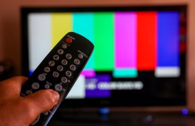 ep archivo   una persona utiliza su mando de la television