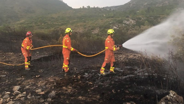 ep bomberos trabajando en un incendio forestal