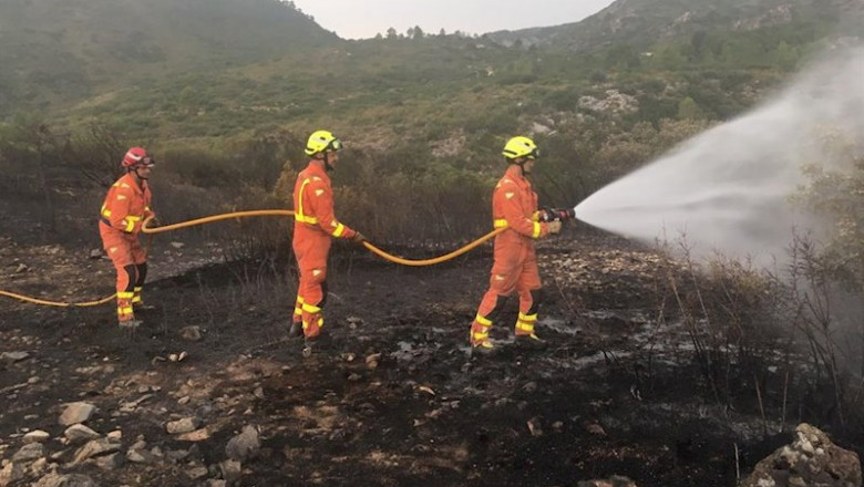 ep bomberos trabajando en un incendio forestal ep bomberos trabajando en un incendio forestal