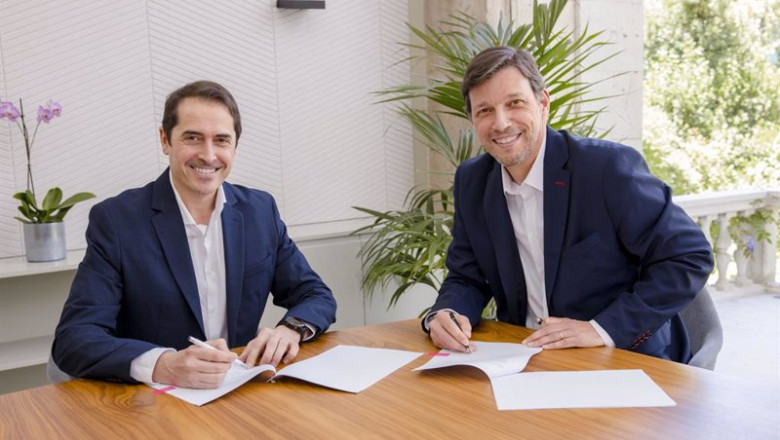 BYD firma un acuerdo con Arval para que este se convierta en su socio de renting. En la imagen, a la izquierda el director regional de BYD España, Jordi Cuesta; a la derecha, el director general de Arval España, Miguel Cabaça. | ARVAL ep byd firma un acuerdo con arval para que este se convierta en su socio de renting en la imagen a