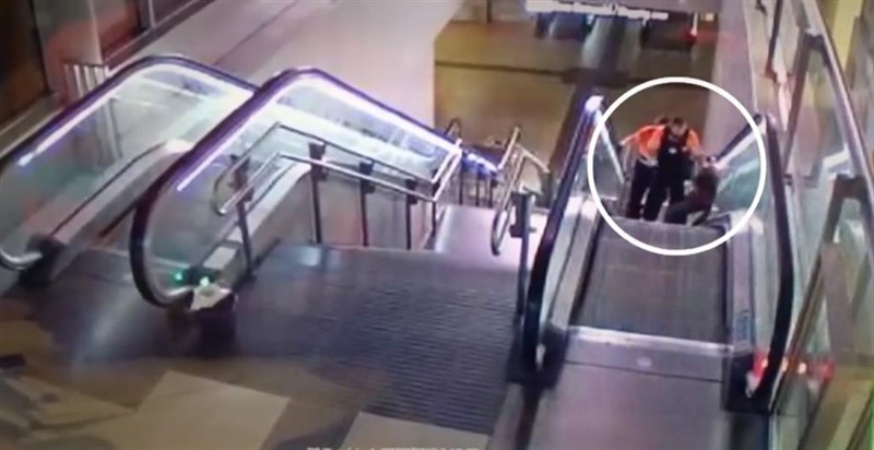 Captura del vídeo difundido por la Sexta donde se ve a dos vigilantes de Metro propinar una paliza a un hombre de raza negra. | LA SEXTA ep capturavideo difundidola sextase vedos vigilantesmetro propinarpalizaun hombreraza negra