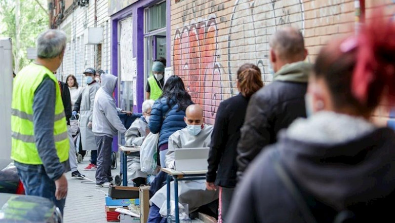 ep cientos de personas sin recursos hacen cola en aluche en busca de una bolsa de comida ep cientos de personas sin recursos hacen cola en aluche en busca de una bolsa de comida