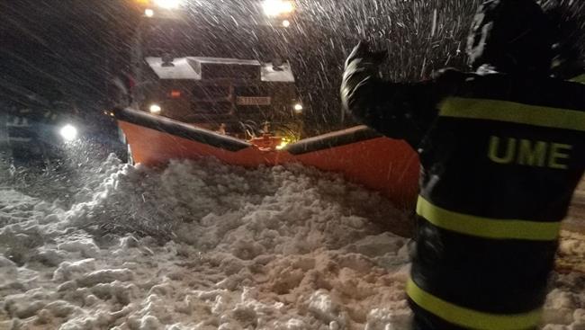 Efectivos de la UME rescatan vehículos atrapados en la AP6 por el temporal | UME ep efectivosla ume rescatan vehiculos atrapadosla ap6temporal