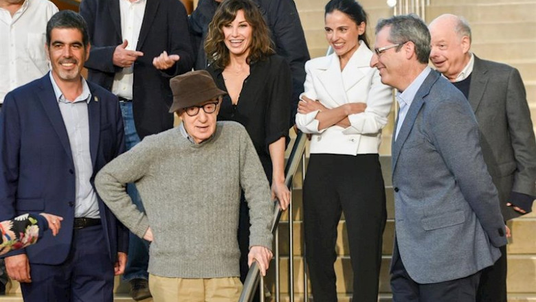 El alcalde San Sebastián, Eneko Goia (1i), Woody Allen (2i), las actrices Gina Gershon (3i) y Elena Anaya (4i), el diputado general de Guipúzcoa, Markel Olano (5i) y el actor Wally Shawn (6i) | Unanue - Europa Press - Archivo ep el alcalde san sebastian eneko goia 1i woody allen 2i las actrices gina gershon 3i y elena anaya