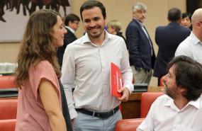 ep el coordinador general de iu alberto garzon en el congreso de los diputados entre dos dirigentes