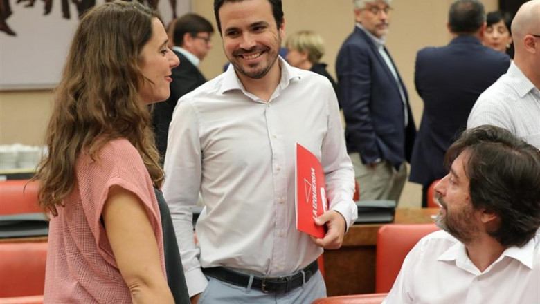ep el coordinador general de iu alberto garzon en el congreso de los diputados entre dos dirigentes