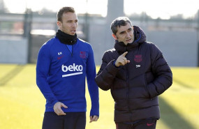 ep el jugador del fc barcelona arthur melo con su entrenador ernesto valverde en la sesion del 13 de
