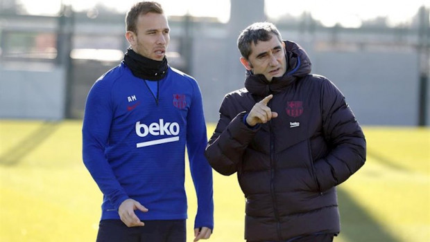 ep el jugador del fc barcelona arthur melo con su entrenador ernesto valverde en la sesion del 13 de