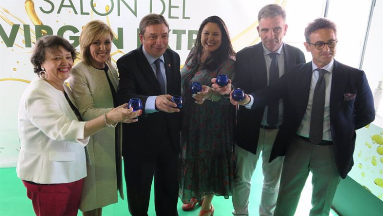 ep el ministro de agricultura pesca y alimentacion luis planas tercero por la izquierda en la feria