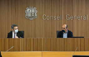 ep el ministro de finanzas eric jover al lado del presidente de la comision legislativa de finanzas