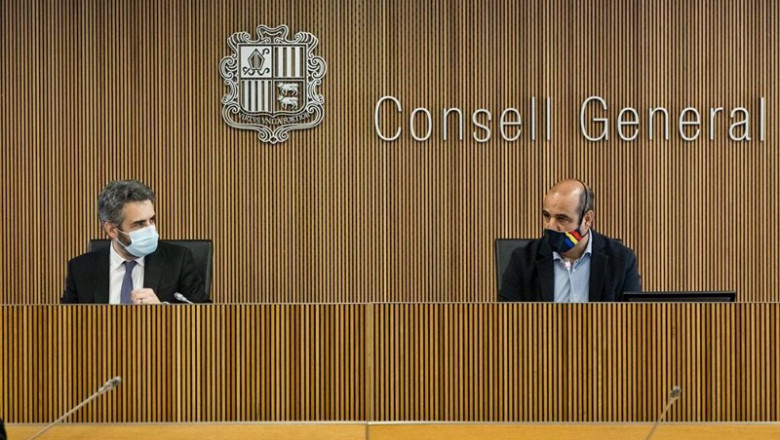 El ministro de Finanzas, Eric Jover, al lado del presidente de la comisión legislativa de finanzas y presupuesto, David Montané | CONSELL GENERAL ep el ministro de finanzas eric jover al lado del presidente de la comision legislativa de finanzas