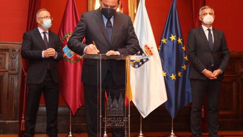 El ministro de Transportes, José Luis Ábalos, y el alcalde de Santiago de Compostela, Xosé Sánchez Bugallo, en la firma del acuerdo en el Ayuntamiento | AYUNTAMIENTO DE SANTIAGO ep el ministro de transportes jose luis abalos y el alcalde de santiago de compostela xose sanchez