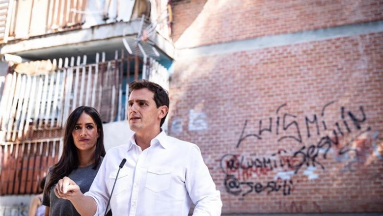 El presidente de Ciudadanos, Albert Rivera, junto a la vicealcaldesa de Madrid, Begoña Villacís, en Vallecas (Madrid) | CIUDADANOS ep el presidente de ciudadanos albert rivera junto a la vicealcaldesa de madrid begona villacis en