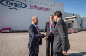 ep el presidente de la generalitat salvador illa visita la fabrica de la menorquina en palau solit i