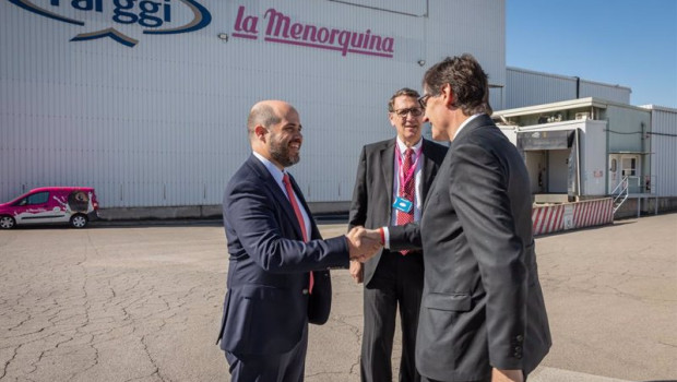 ep el presidente de la generalitat salvador illa visita la fabrica de la menorquina en palau solit i
